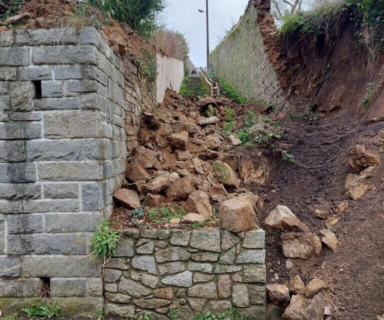Décidément les murs ça tombe ...